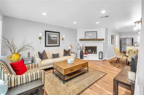 22061 Oxnard St, Woodland Hills, CA 91367