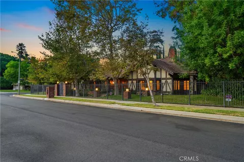 17555 Embassy Dr, Encino, CA 91316