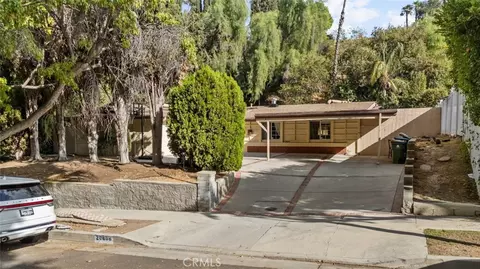 20606 Clarendon St, Woodland Hills, CA 91367