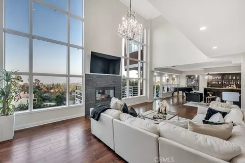 21565 Arcos Dr, Woodland Hills, CA 91364