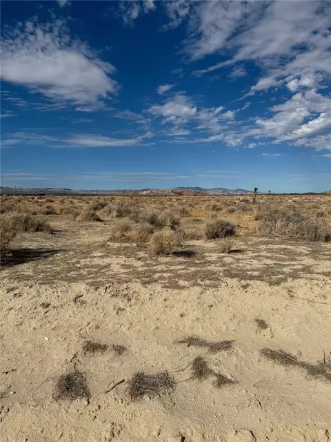 85 Th St W, Rosamond, CA 93560 photo 4