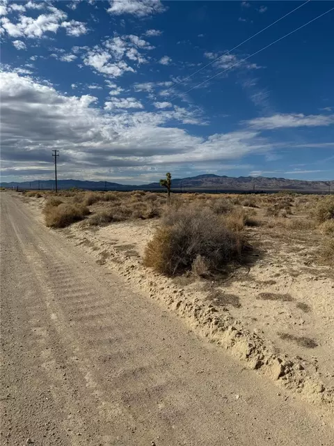 85 Th St W, Rosamond, CA 93560