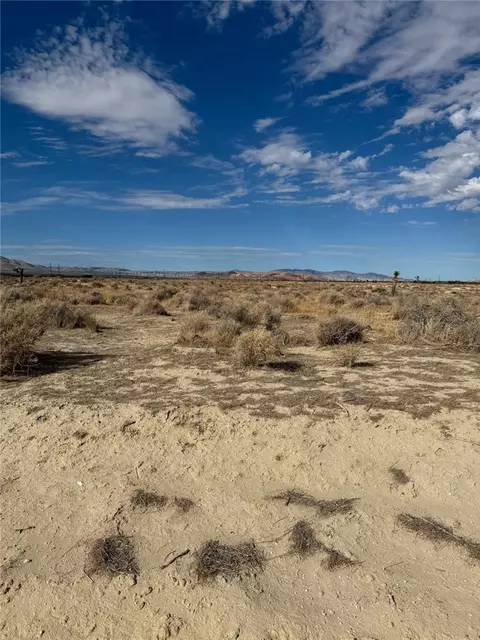 85 Th St W, Rosamond, CA 93560 photo 2