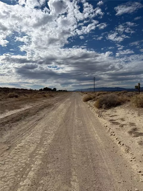 85 Th St W, Rosamond, CA 93560 photo 3