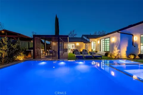 23726 Oxnard St, Woodland Hills, CA 91367