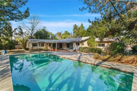 23112 Hatteras St, Woodland Hills, CA 91367
