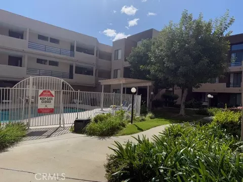 7826 Topanga #213, Canoga Park, CA 91304