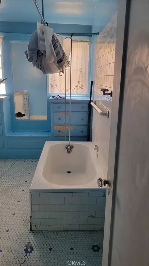 Bath - 922 N Mayo Ave, Compton, CA 90221 photo 1 of 1
