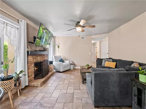 Living - 21741 Jeffers Ln, Saugus, CA 91350 photo 2 of 3
