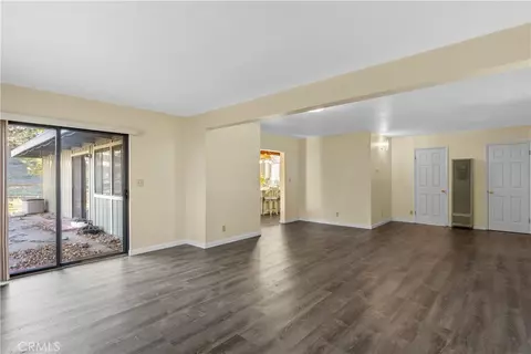 Living - 27900 Bear Valley Rd, Tehachapi, CA 93561 photo 2 of 4