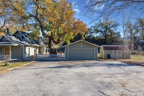 Exterior - 27900 Bear Valley Rd, Tehachapi, CA 93561 photo 6 of 10