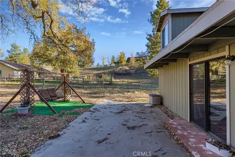 Exterior - 27900 Bear Valley Rd, Tehachapi, CA 93561 photo 8 of 10