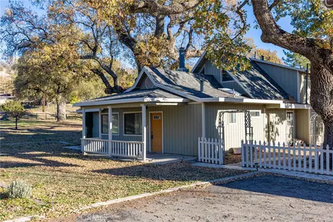 Exterior - 27900 Bear Valley Rd, Tehachapi, CA 93561 photo 2 of 10