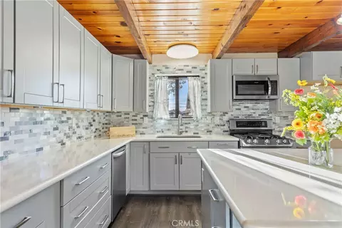 Kitchen - 27900 Bear Valley Rd, Tehachapi, CA 93561 photo 2 of 4