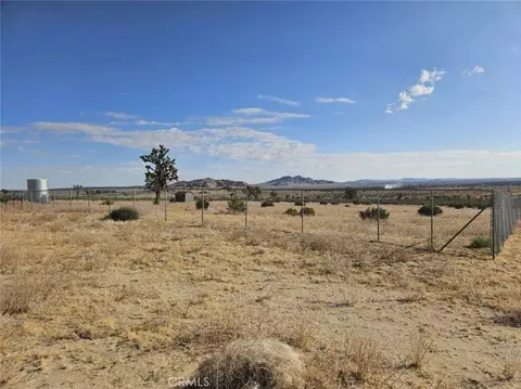 137 E Avenue N6, Palmdale, CA 93591 photo 3