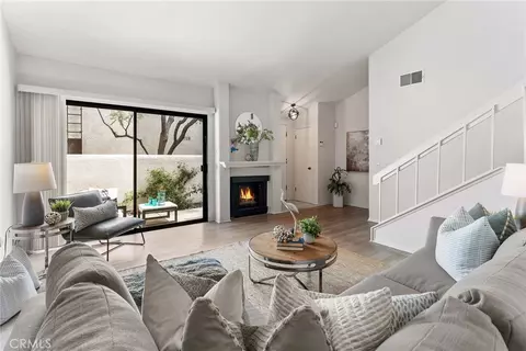 22259 Erwin St, Woodland Hills, CA 91367