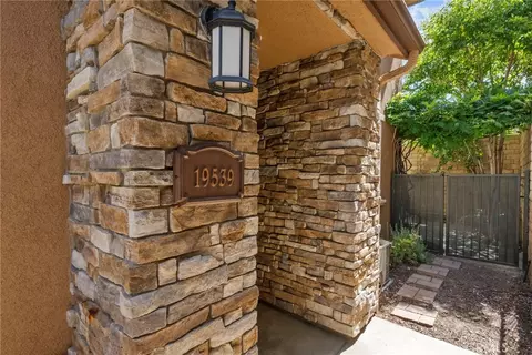 19539 Laroda, Saugus, CA 91350