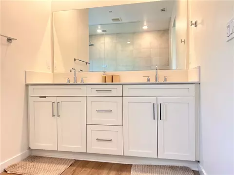 Bath - 27620 Symphony Pl, Valencia, CA 91381 photo 2 of 4