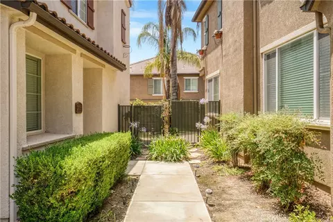 28365 Casselman Ln, Saugus, CA 91350
