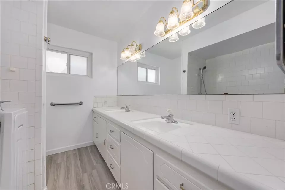 Bath - 3718 Harvard Dr, Bakersfield, CA 93306 photo 3 of 3