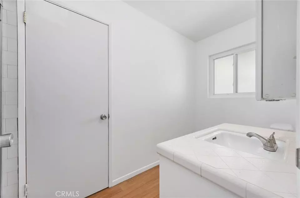 Bath - 3718 Harvard Dr, Bakersfield, CA 93306 photo 2 of 3