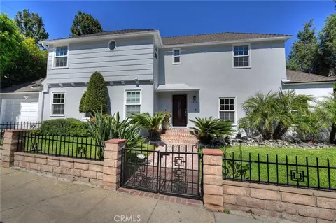 2740 N Beachwood Dr, Los Angeles, CA 90068