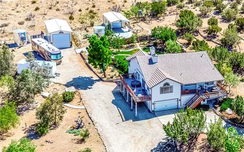 11720 Honeybee Ln, Juniper Hills, CA 93543