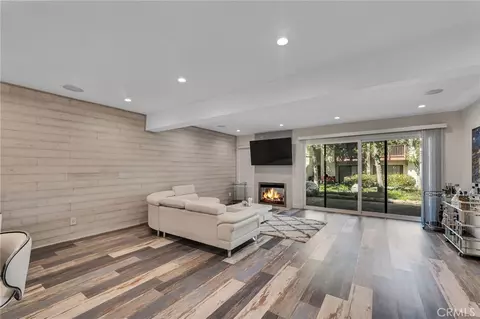 21551 Burbank Apt 114 Blvd, Woodland Hills, CA 91367