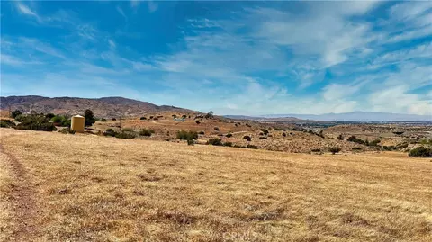 1 Small Rd, Palmdale, CA 93550