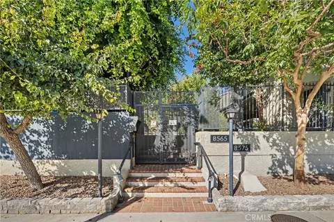 8575 Independence Ave #11, Canoga Park, CA 91304