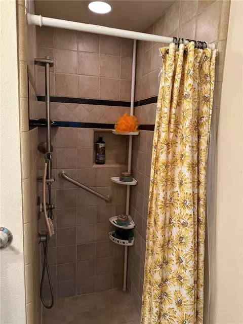 Bath - 2752 Wanda Ave, Simi Valley, CA 93065 photo 3 of 5