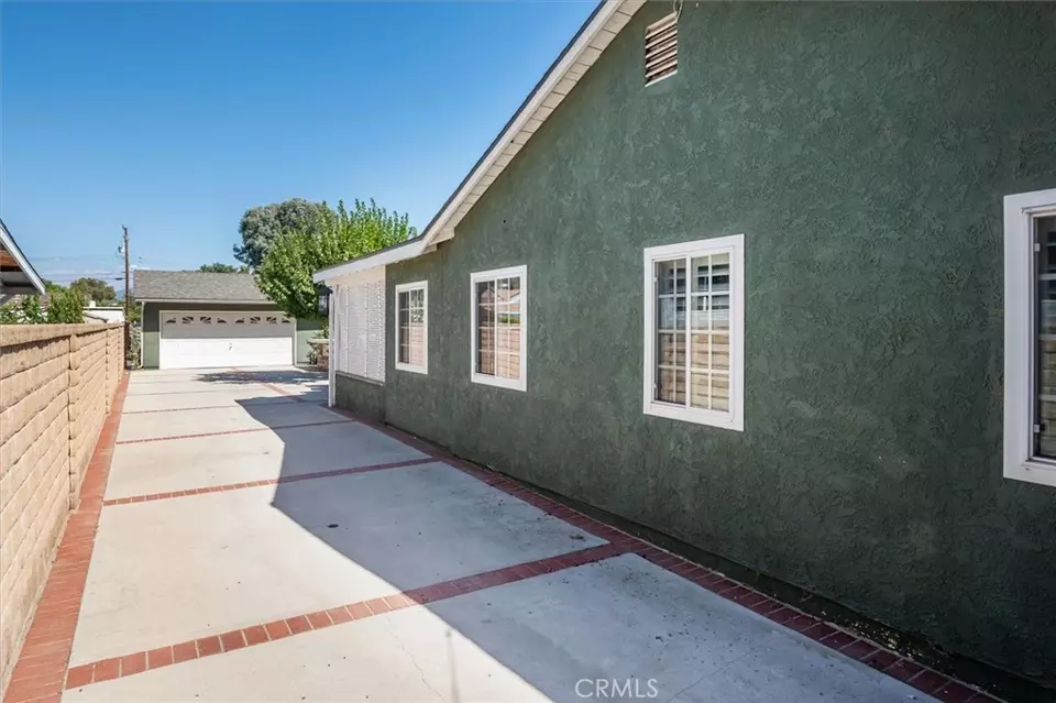 Exterior - 25112 De Wolfe Rd, Newhall, CA 91321 photo 11 of 12