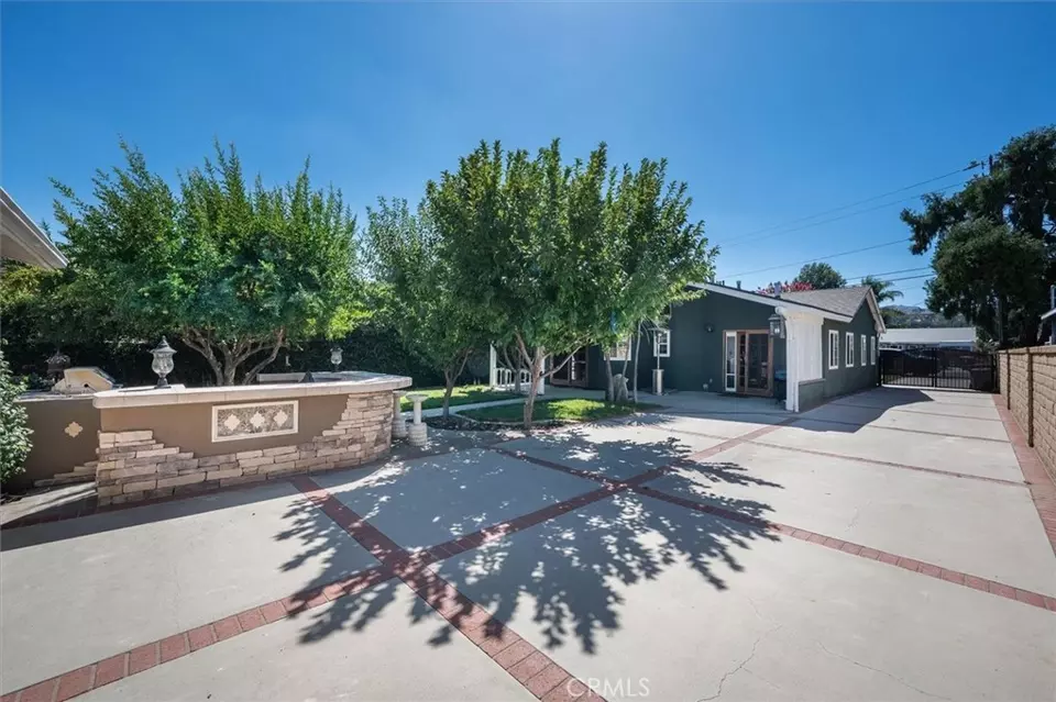 Exterior - 25112 De Wolfe Rd, Newhall, CA 91321 photo 7 of 12