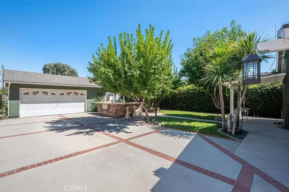 Exterior - 25112 De Wolfe Rd, Newhall, CA 91321 photo 9 of 12