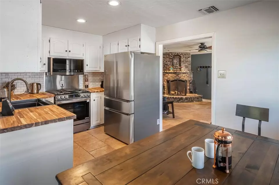 Kitchen - 25112 De Wolfe Rd, Newhall, CA 91321 photo 1 of 2