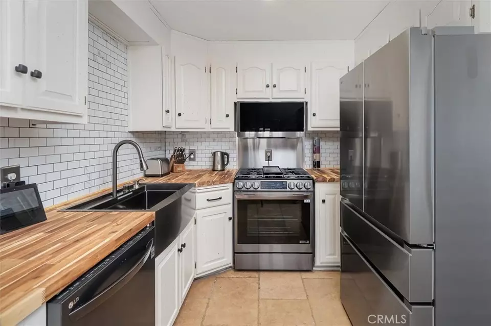 Kitchen - 25112 De Wolfe Rd, Newhall, CA 91321 photo 2 of 2