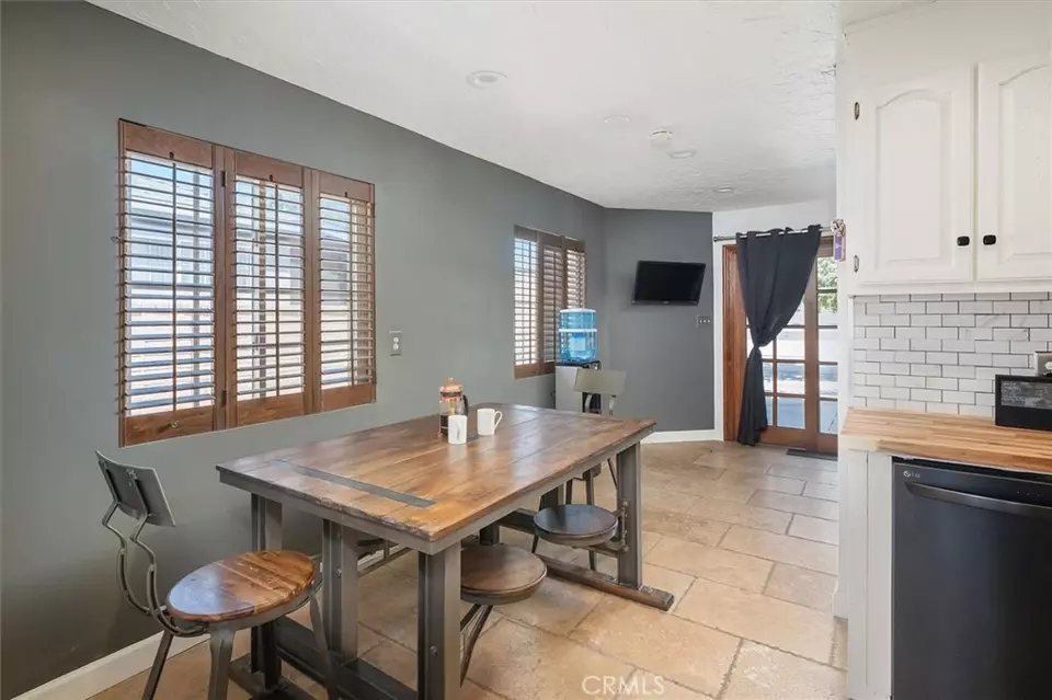 Dining - 25112 De Wolfe Rd, Newhall, CA 91321 photo 1 of 1