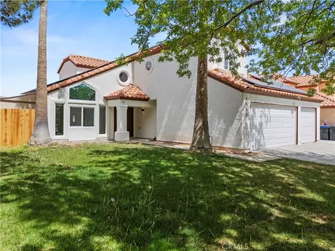 1555 Berkshire Dr, Palmdale, CA 93551