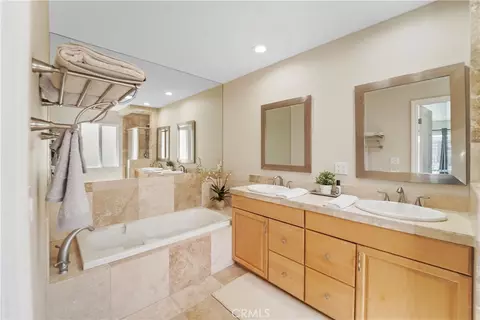 Bath - 2431 Victoria Ave, Oxnard, CA 93035 photo 3 of 4