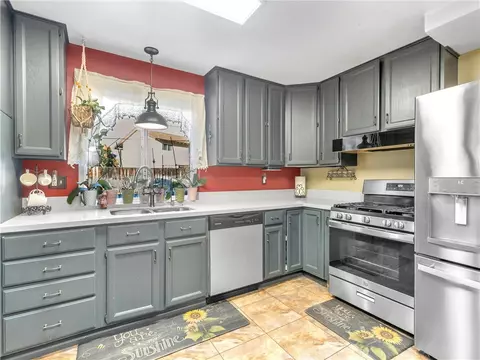 Kitchen - 714 Appleton Rd, Simi Valley, CA 93065 photo 3 of 4