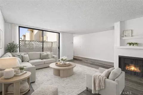 22038 Vanowen St #215, Woodland Hills, CA 91303