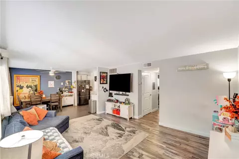 18601 Collins St #D17, Tarzana, CA 91356