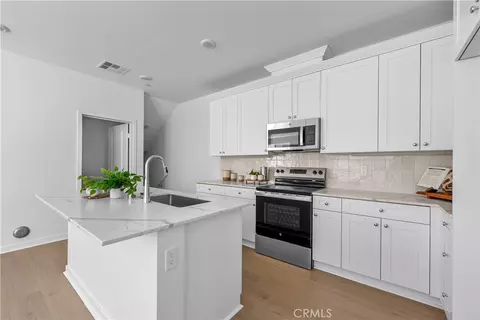 9423 N Sepulveda Blvd #4, North Hills, CA 91343