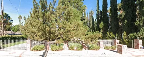 23035 Calvert St, Woodland Hills, CA 91367