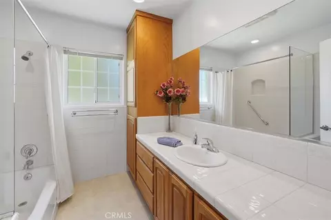 Bath - 25085 Highspring, Newhall, CA 91321 photo 3 of 4