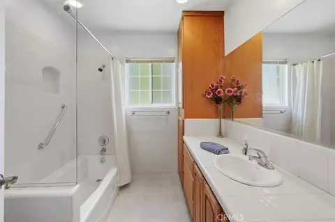 Bath - 25085 Highspring, Newhall, CA 91321 photo 4 of 4