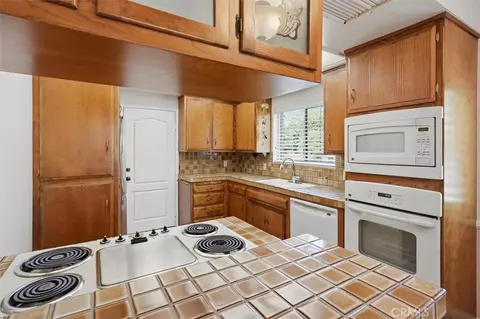 Kitchen - 25085 Highspring, Newhall, CA 91321 photo 2 of 4