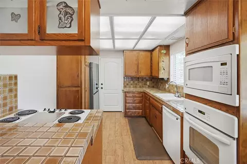 Kitchen - 25085 Highspring, Newhall, CA 91321 photo 3 of 4
