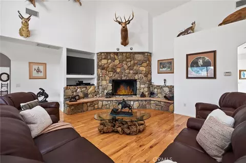 Living - 29499 Hwy 33, Maricopa, CA 93252 photo 2 of 7