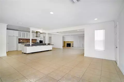 19324 Victory Blvd, Reseda, CA 91335